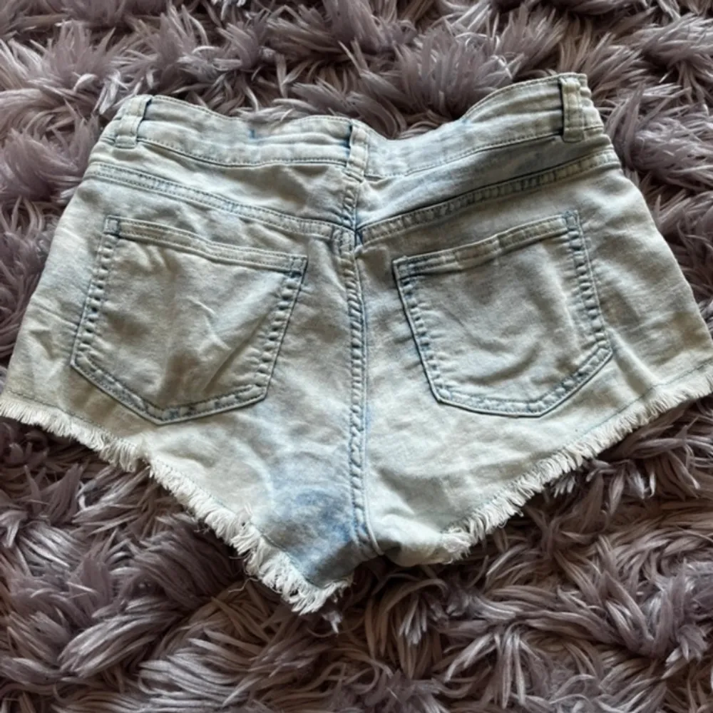 Säljer dessa snygga jeansshorts köpta på secondhand, men originellt från hm, då de inte passade mig💗. Shorts.