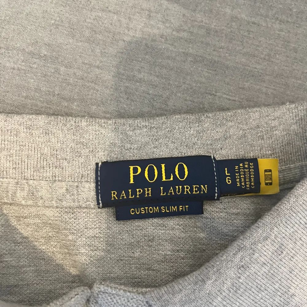 Ralph lauren pikétröja i färgen grå. Använd fåtal gånger och är storlek L men fits M. T-shirts.