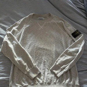 Stone Island tröja M - Tja!  Säljer nu min Stone Island tröja i storlek S/M. Den är snålt använd och i mycket fint skick, endast tvättad 1 gång.  Skriv för mer frågor eller funderingar😃 *Priset är inte hugget i sten vid snabba affär*