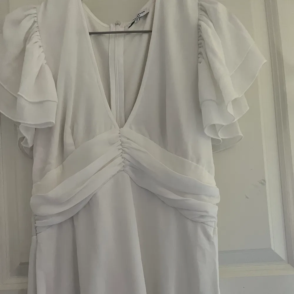 Säljer denna student/konfiramtions klänningen från bubbelroom💓 den är i storlek 36 (storlek S).  Mycket fint skick. köpt för 700 på bubbelrooms hemsida. Klänningar.