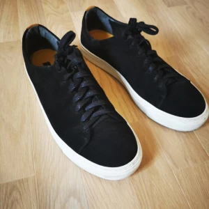 Sneaky steve  - Säljer mina fina sneaky steve sneackers i storlek 41. Kondition 7/10. 