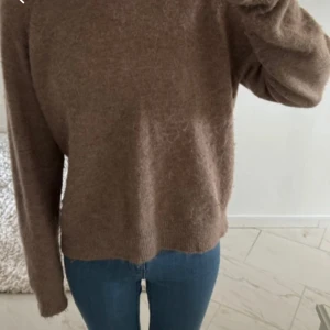 Stickad tröja - Säljer denna mjuka och sköna stickade tröjan från Zara i storlek S. Använt några gånger. Nypris: 399kr