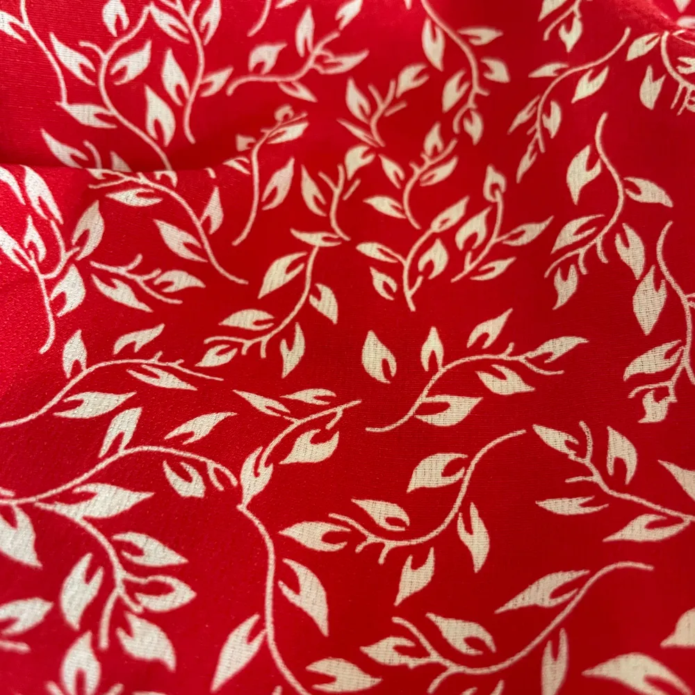 gullig röd topp med vita detaljer från shein! matchande kjol finns på min profil ❤️skriv gärna vid frågor eller funderingar!. Toppar.