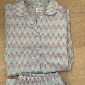 Pris kan diskuteras! Ett somrigt och gulligt pjamas-sett från Zara, helt oanvänd ❤️ Perfekt att ha nu på sommarn 🌸 Köparen står för frakten