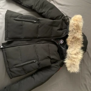 Canada goose jacka  - Säljer min Ganda goose jacka som har användt under vinter 2022, köpt på deras egna hemsida<3 storlek xs/xss