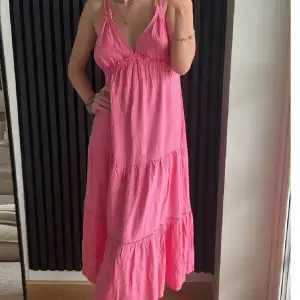 Säljer denna rosa långklänning från Bershka. Perfekt nu till sommaren men kommer tyvärr inte till användning💗(lånade bilder)