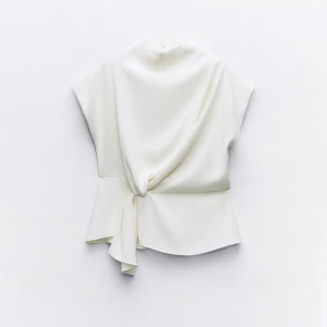 Vit blus  - Säljer en jättefin knytblus från zara. Är tyvärr för stor för mig. Aldrig använd utan bara testad. Kontakta gärna mig vid intresse eller frågor!❤️❤️