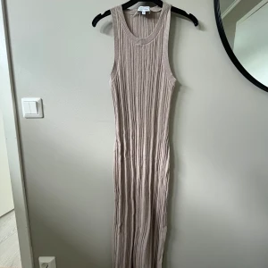 Klänning & Other Stories - Stilren ribbad klänning från &Other Stories i ett skönt ribbat material. Använd en gång och har nu blivit för liten. Nypris 800 kr