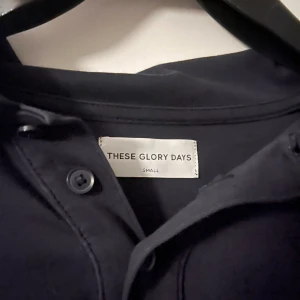 rugbytröja - En snygg rugbytröja från märket these glory days. Den är väldigt snygg och extremt skön att ha på sig.  mitt pris 100 ‼️Priset kan diskuteras vid snabb affär‼️