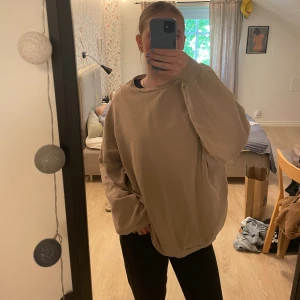 Oversized sweatshirt  - Säljer den här orversize tröjan från nly trend. Köpte den för ungefär tre år sedan men har inte använt den speciellt mycket då den egentligen är för stor för mig. Tröjan är i storlek S men sitter mer som en L eller XL på mig som vanligtvis har M