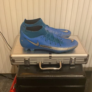 Nike phantom vision - Säljer mina riktigt bra Nike pantomim vision skor då de är för små Skick 8/10  köpta för 2000