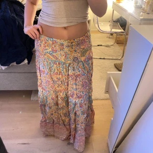 Mönstrad långkjol  - INTRESSEKOLL Säljer denna as snygga mönstrade långkjol som endast är använd 1 gång. Super snygg verkligen😍😍 Nypris: 600