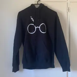 En fin hoodie med Harry Potter motiv✨💗 Köpt från USA för ca 600kr. Bara att höra av sig vid frågor🤗 Bra skick men lite nopprig men inget som syns på!