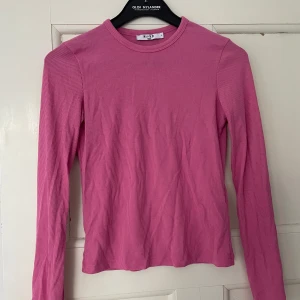 Ribbad tajt tröja NA-KD - Fint skick, passar storlek 36/S