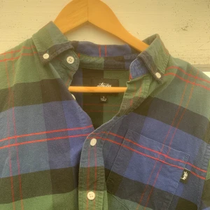 Stussy shirt  - Dunder fet sälsynt stussy skjorta perfekt för sommaren🔥 Köpt för 950kr  Väldigt unik och grym statement peice  Den är använd men inga tecken som hål eller fläckar. Milt solblekt men annars massa liv kvar. ☀️