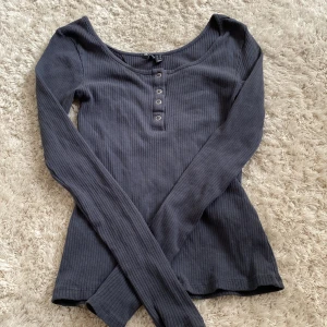 Tröja från Pieces  - Blågrå tröja från Pieces i storlek XS!