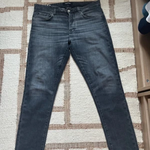 Dondup herr jeans  - Jeans fr Dondup strl 34 i jätte fin skick, endast använda ett par gånger , blivit för små för min sambo