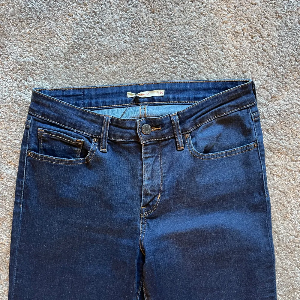 Midjemått:80, Innerbenslängd:87 SKRIV FÖR FLER BILDER  kolla min andra annonser för fler jeans. Jeans & Byxor.