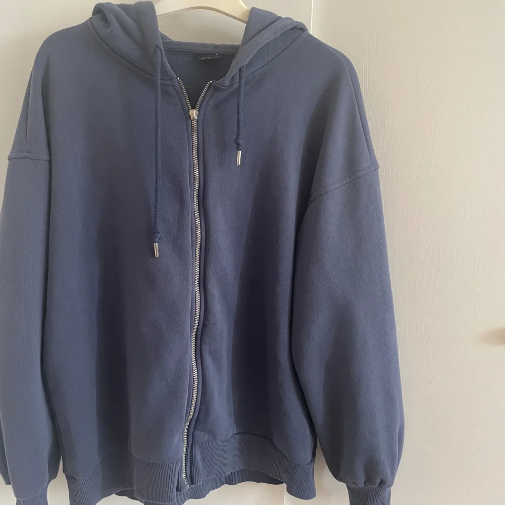 Mysig och fin marinblå zipup hoodie från ginatricot💞 Säljer då den inte kommer till användning Sänkt pris pga defekt på dragkedja!. Hoodies.