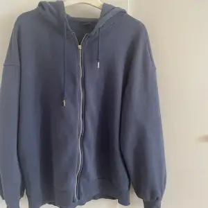 Mysig och fin marinblå zipup hoodie från ginatricot💞 Säljer då den inte kommer till användning Sänkt pris pga defekt på dragkedja!