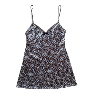 y2k vintage slipdress - så din slipdress i leopard mönster. Passar. en XS-M beroende på önskad passform. Köparen står för frakt. 🩷