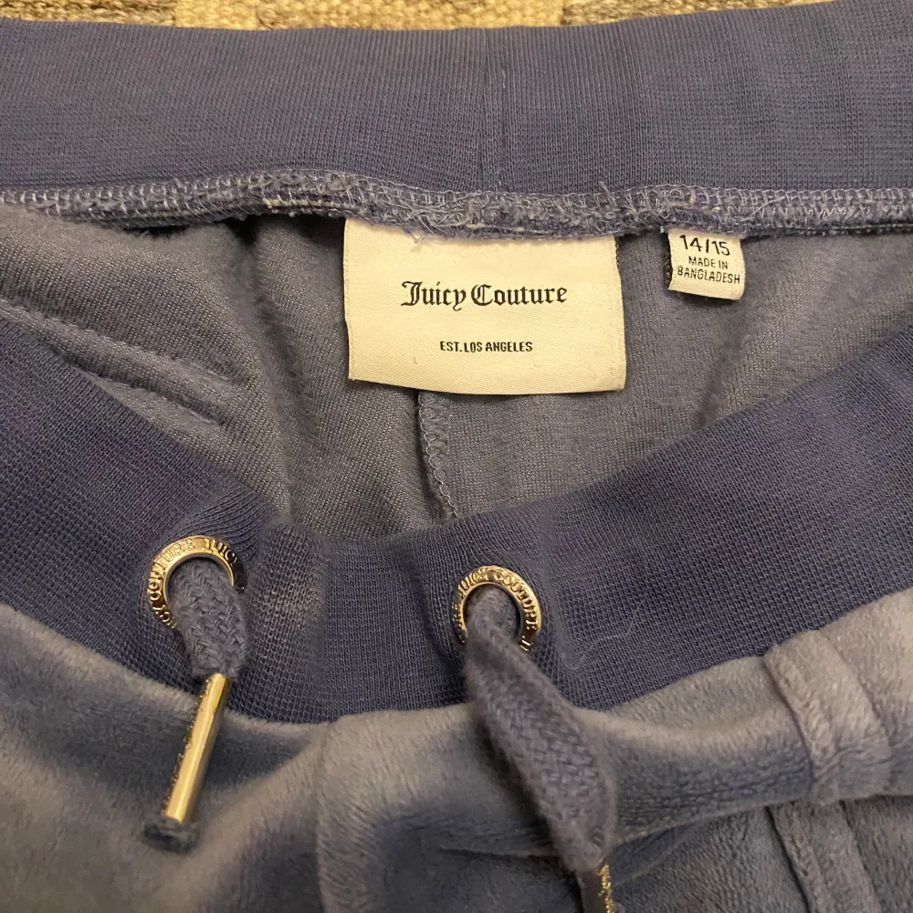 Blåa juicy couture byxor i fint skick. Farkut & Housut.