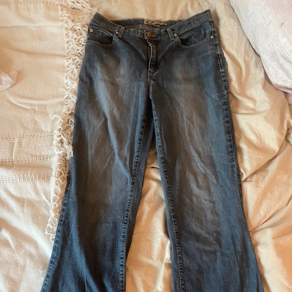Skitsnygga blåa bootcut jeans som är lågmidjade, passar till allt och är i nyskick💗 Vet tyvärr inte storleken då det inte står men skulle säga en S eller möjligtvis liten M. Jeans & Byxor.