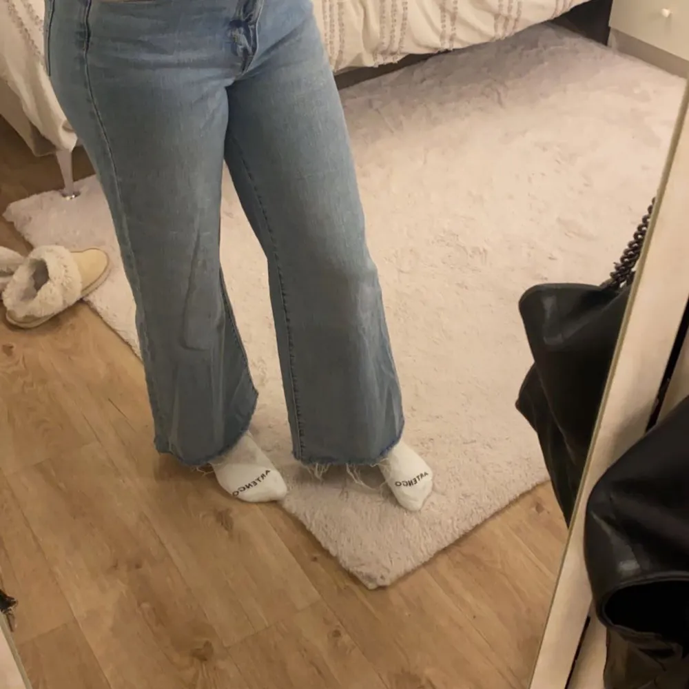 Säljer ett par ljusblå baggy jeans från H&M i storlek 36. Dessa byxor sitter jättefint och skönt, dock så säljer jag dem på grund av att de inte är min stil längre. Pris och andra frågor kan diskuteras privat!☺️. Jeans & Byxor.