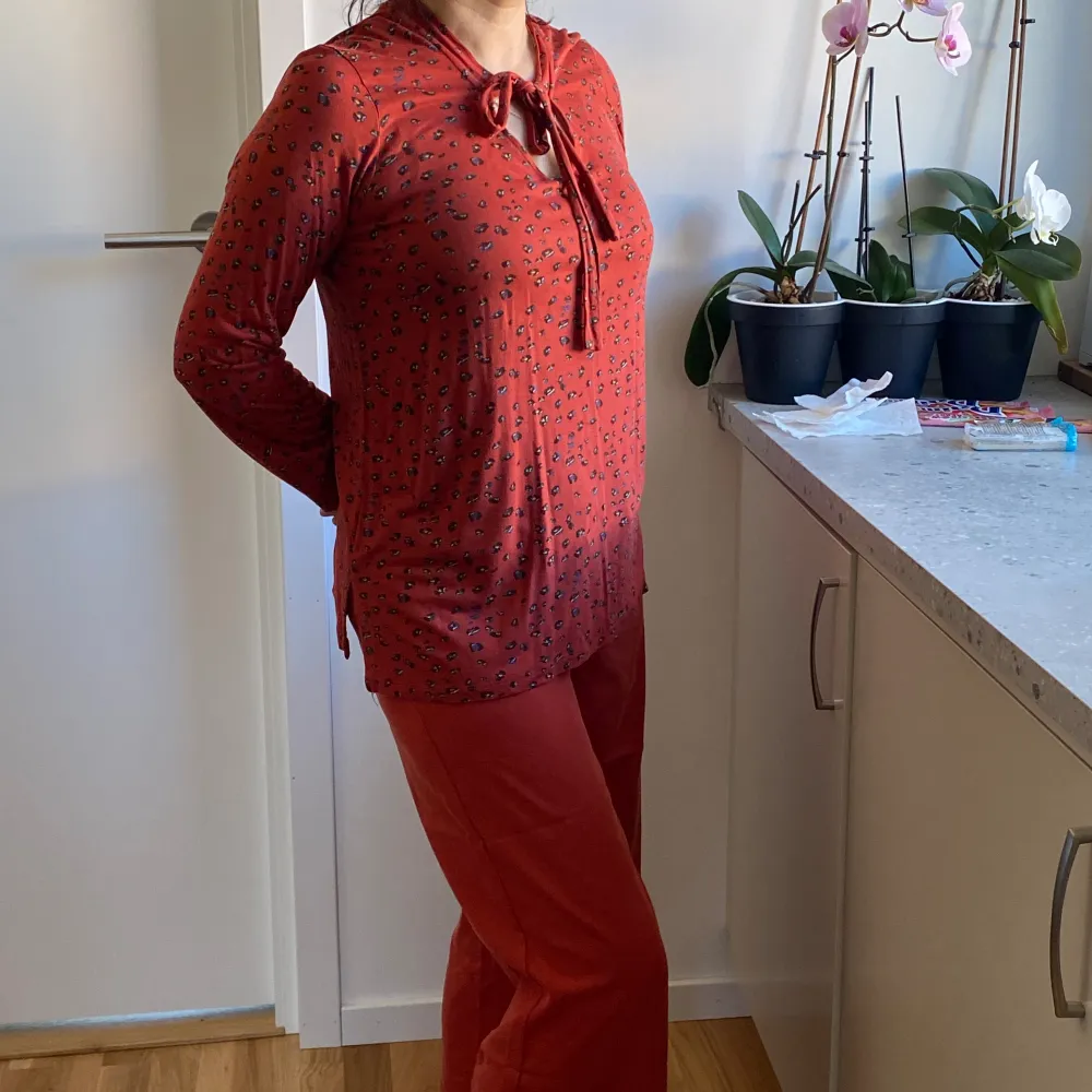 Fina tröja och byxor i röd färg❤️ Båda har storlekar M. Passar perfekt och ser ut jättebra! Nice outfit❤️ Koftan kostar : 200❤️ Byxor: 200❤️. Jeans & Byxor.