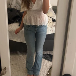 lowwaisted Jeans  - Jätte fin Low jeans i väldigt bra skick finns ingen lapp men tror dom e från zara💞