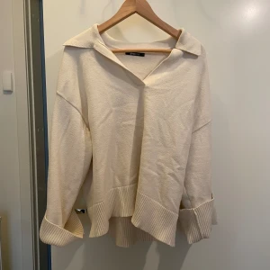 Tröja  - Tröja från Gina, i storlek XL, men skulle säga att den passar M-L mer. (Oversize)