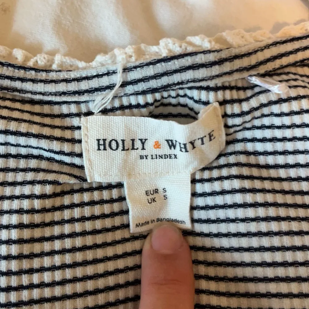 Säljer en jättesöt topp från Holly Whyte men den är köpt från Lindex. Den är bara testad och i nyskick💓. T-shirts.