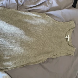 Stickat linne  - Ett jättefint stickat linne från H&M. Linnet har slitt på båda sidorna. I gott skick! 