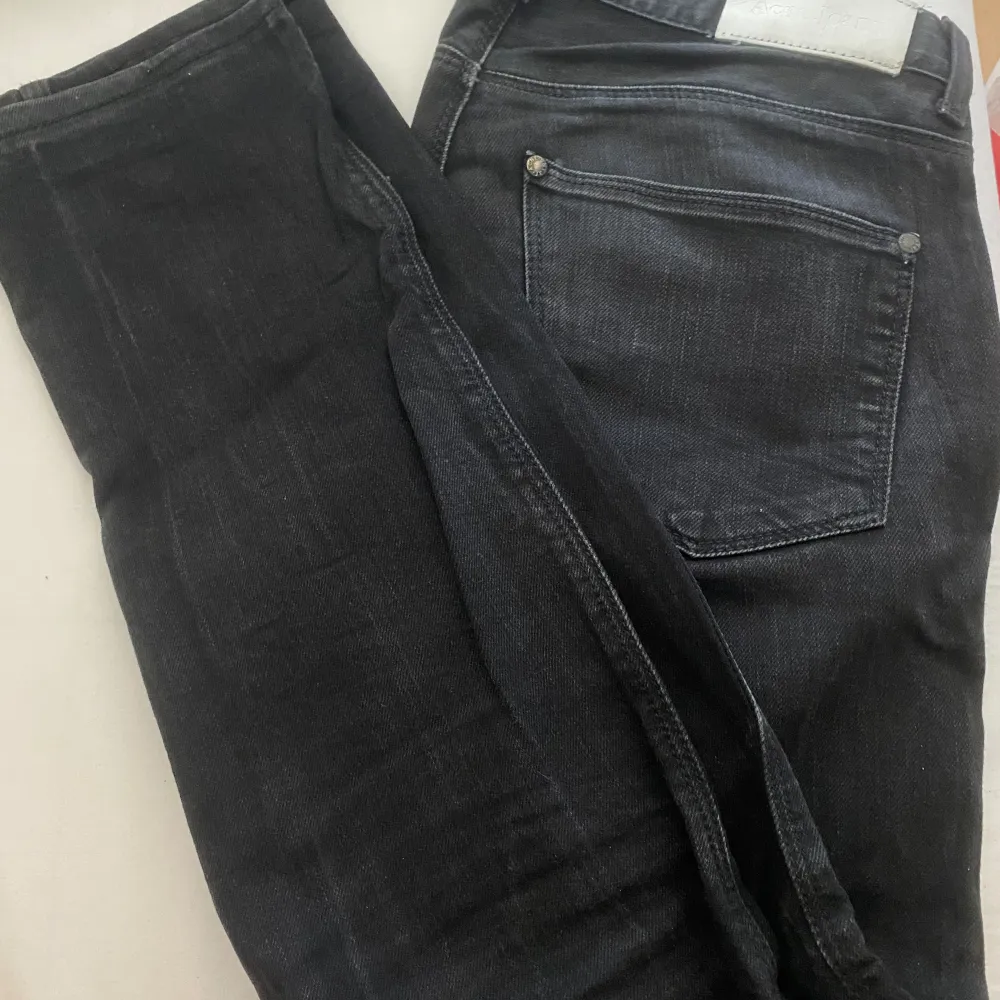 Svarta vintage jeans från acne! Skulle säga att dom är Mid/lowwaist Hör av er om frågor 💕. Jeans & Byxor.