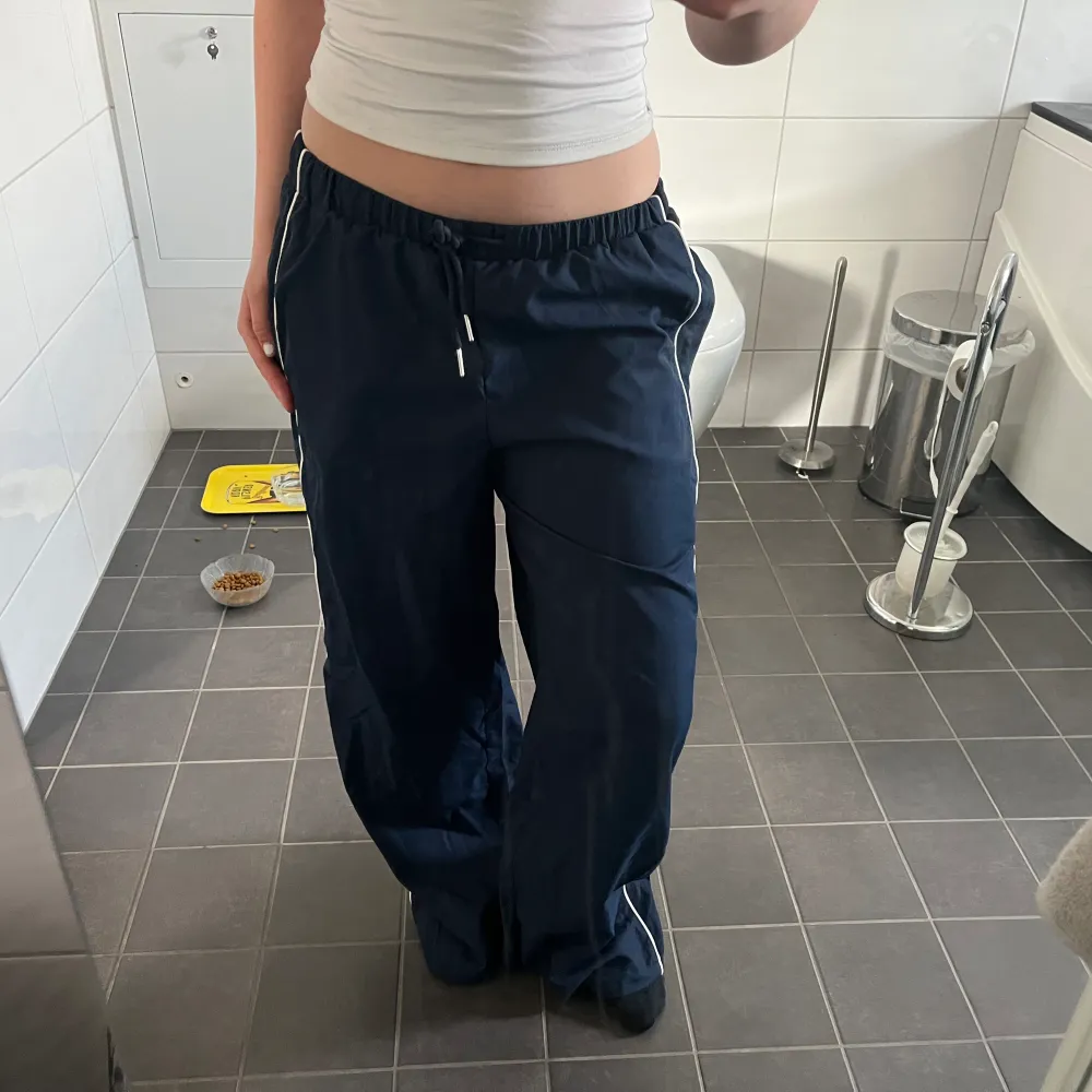 Säljer mina mörkblåa byxor i storlek 36, men väldigt oversized. Är 160 lång och dessa är för långa på mig. Aldrig anväda. Kanten kan vikas ner så de blir mer lågmidjade.  Pris kan diskuteras💓. Jeans & Byxor.