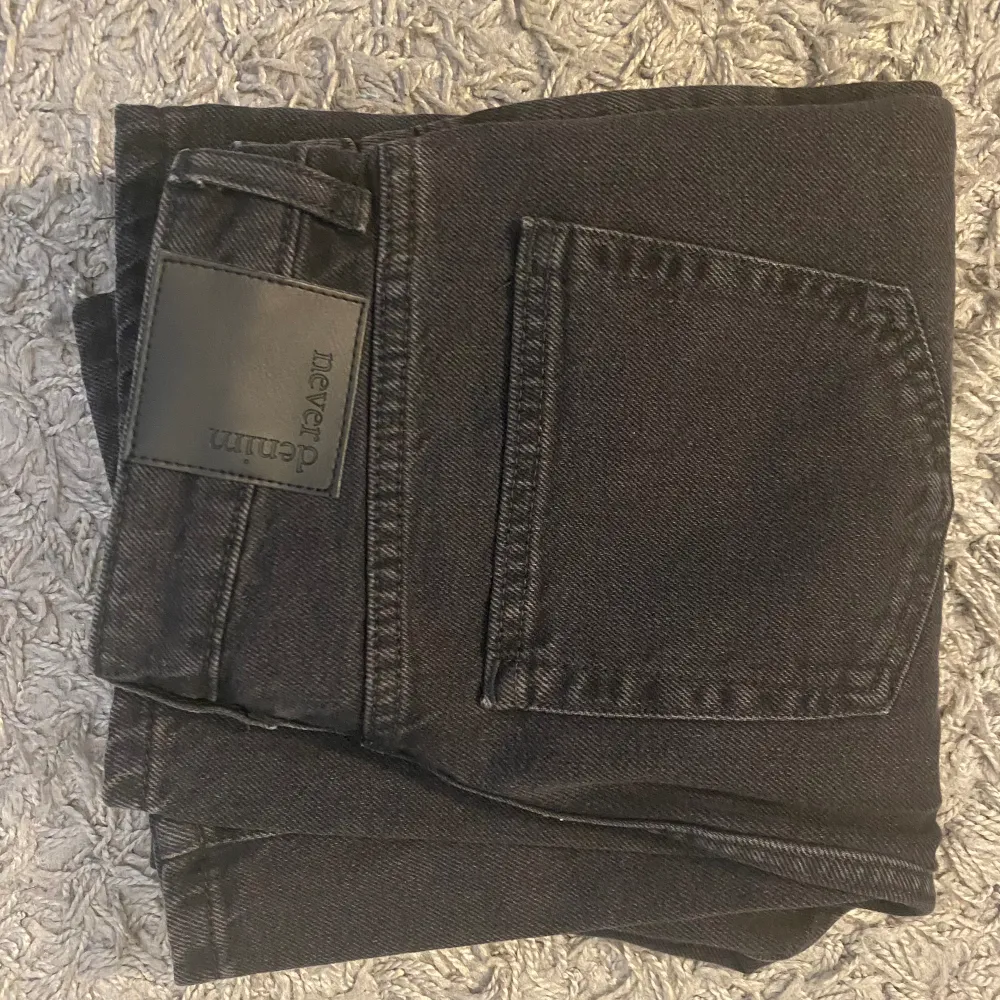 Nya snygga svarta byxor. Priset kan diskuteras vid snabb affär🩷. Jeans & Byxor.