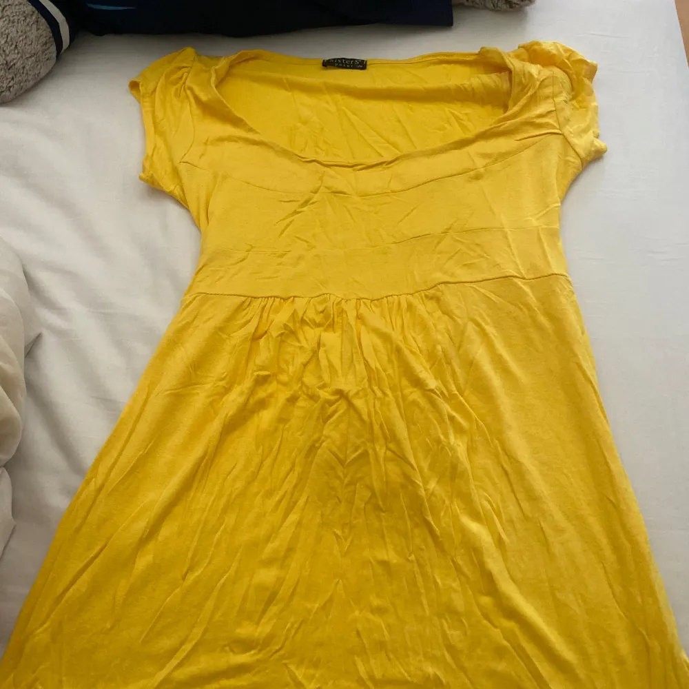 En vintage gul tröja med rosett vid ryggen!  Har för mig att den kan ha ett litet hål men hör av dig om du vill veta mer!💛. Blusar.