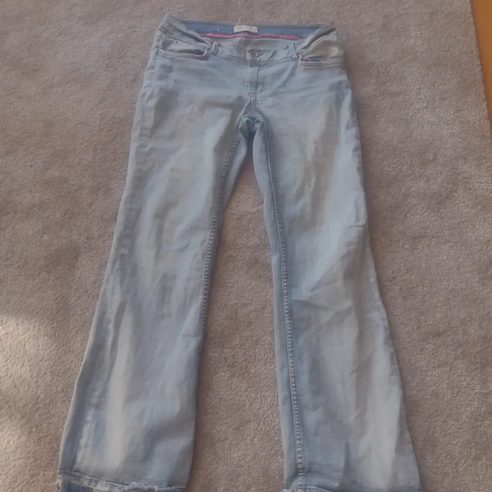 Låg midjad bootcut jeans med riven stil på botten. Jeans & Byxor.