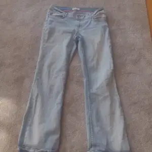 Låg midjad bootcut jeans med riven stil på botten
