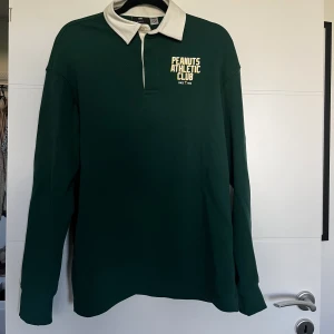 PEANUTS TRÖJA - Aldrig använd peanuts x hm tröja.   Storlek S men kan även används av M och L. 