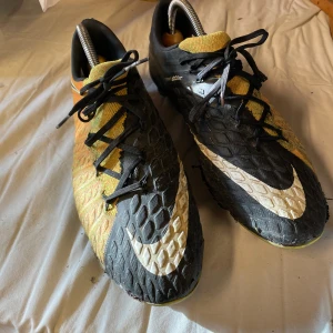 Nike hypervenom - Säljer dessa extremt sällsynta Nike hypervenom . Storlek 44. Finns små flaws vid utsidan av skon som syns på bild annars i riktigt bra skick.🤝Diskurterar seriösa bud vid snabb affär👍🏼