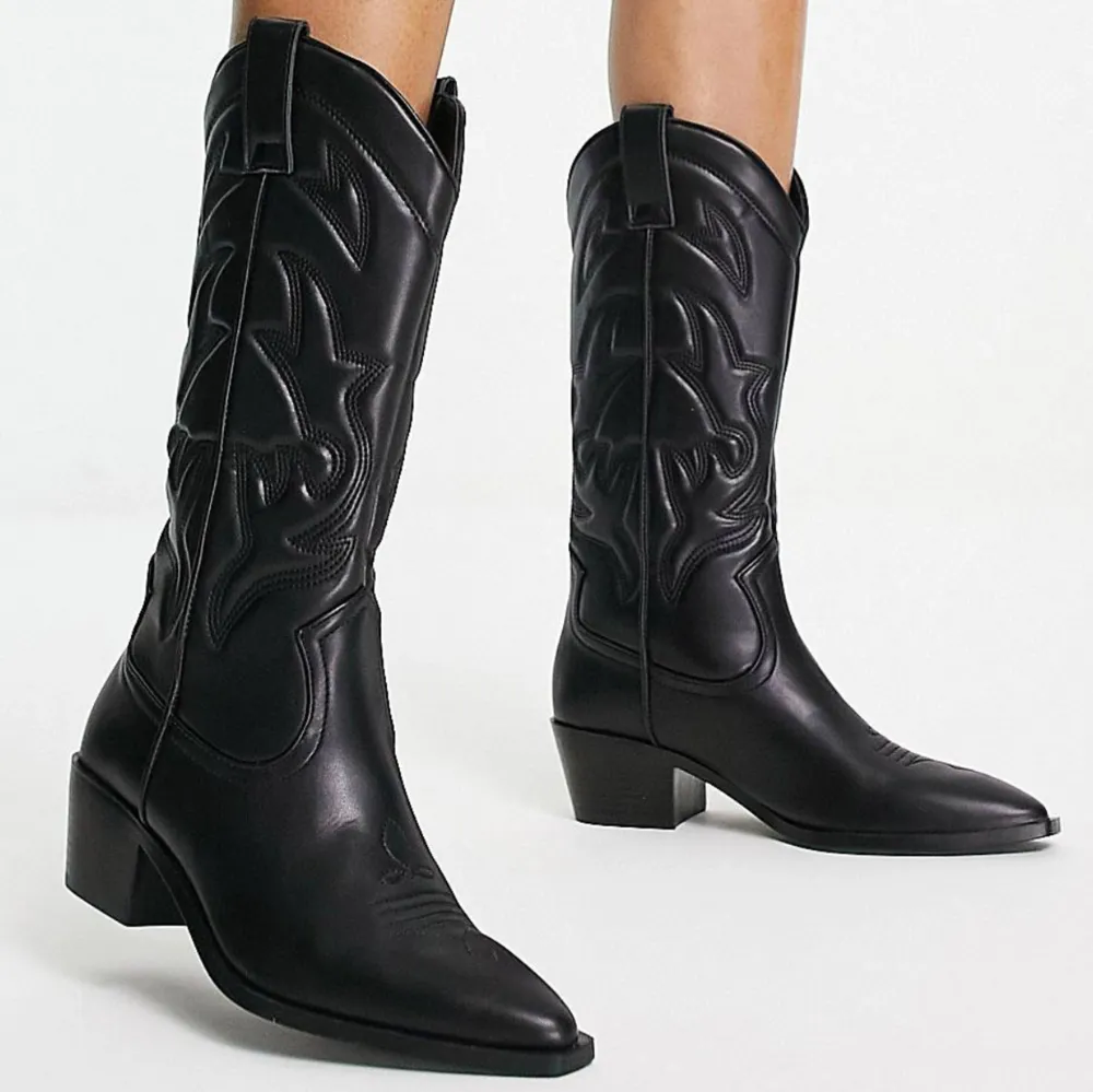Svarta Stradivarius cowboy boots från asos i strl 35, aldrig använda eller testade. Köpte för 430 kr, säljer för 330 . Skor.