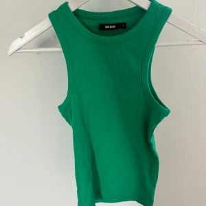 Topp - Grön topp från bikbok, knappt använd