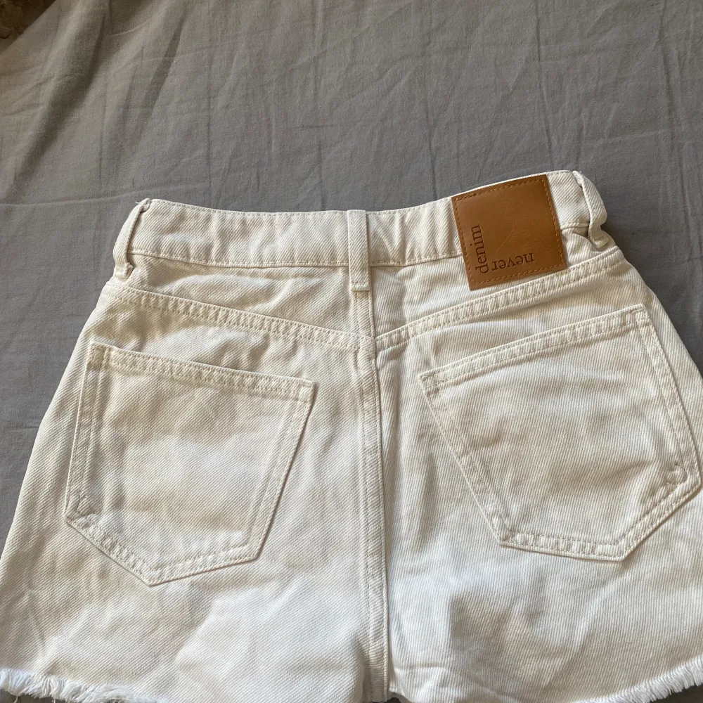 Säljer dessa superfina vita jeansshorts då dom är för små för mig. Storlek XS men skulle säga att de absolut funkar som XXS också. Shorts.