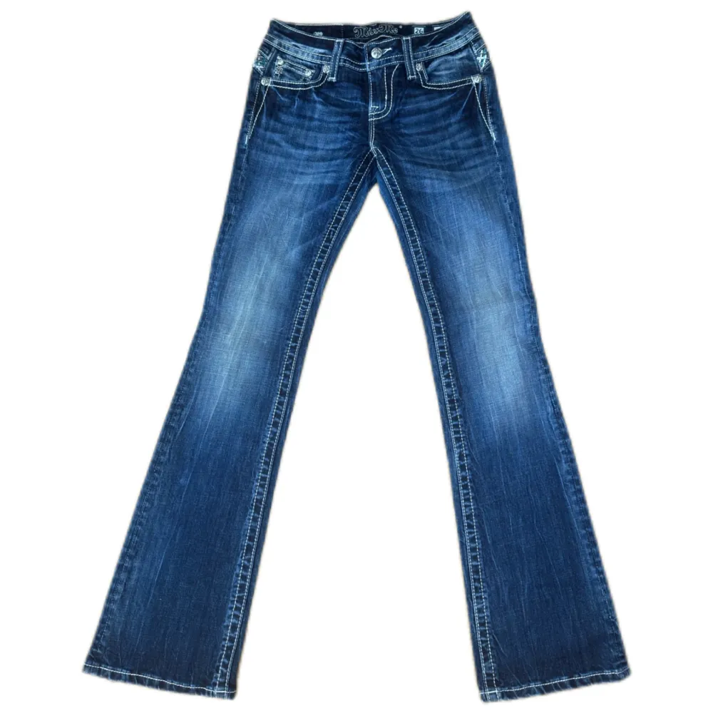 Miss Me jeans i modellen ”signature/boot” midjemåttet rakt över är 37cm. Ytterbenet 107cm och innerbenet 85cm. Jeansen är som helt nya. Kontakta vid intresse!. Jeans & Byxor.