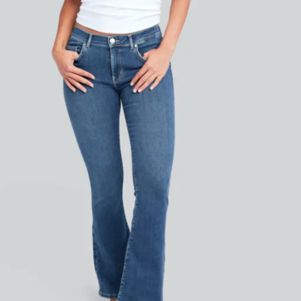 Low waist bootcut jeans från bikbok Waist:xs lenght:33 Nypris: 700 kr Skriv privat för fler frågor. Jeans & Byxor.