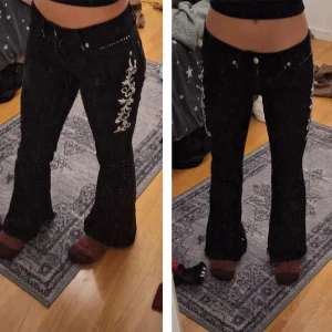 Y2k jeans - Lågmidjade 2000s jeans🎀 super fina detaljer och allt sitter kvar inget ramlar av! Midjemåttet rakt över 36cm och innerbensmåttet är 74cm🎀