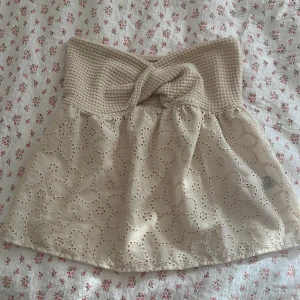 Bandeau knyt-topp - Söt beige bandeau knyt-topp från Shein i strl XS/34💕 kommer inte ihåg orginalpris men säljer för 50kr inklusive frakt 39kr!