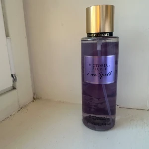 Victorias secret parfym💜 - Love spell parfym från Vs.💜 Doftar liknande Velvet petals. Det var 3 för 2 och jag tog en som jag tyckte luktade gott men får ingen användning.