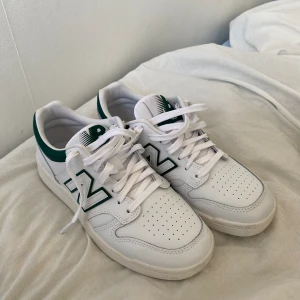 New balance 480 - Helt nya New balance 480 i storlek 39.5. Endast testade 1 gång. Inget att anmärka på i skicket. Normala i storleken. 